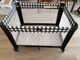 Graco Pack and Play Black with mattress/Blackout cover