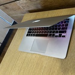 Apple MacBook Air 13” Screen I5 Processor 4GB RAM 256GB SSD $150