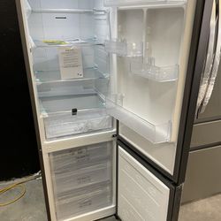 Samsung 12.0 cu Bespoke Bottom Freezer Refrigerator with Flexible Design in Navy Blue Glass