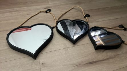 Hanging 3-pack of heart Mirrors