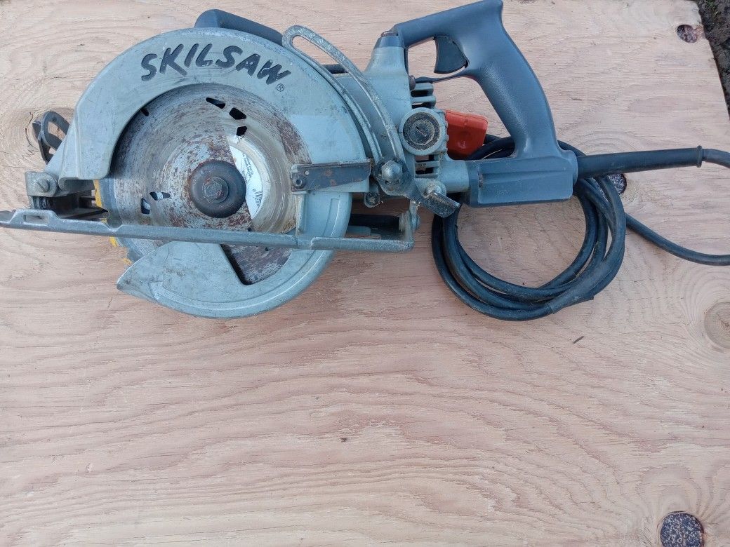 Skilsaw Wormdrive 15amp Circular Saw (Model SDH77)