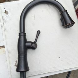 New Delta Cassidy Single-Handle Pull-Down Sprayer Kitchen Faucet  Venetian Bronze Retails $500 with Taxes!!! Missing Original Box!!!