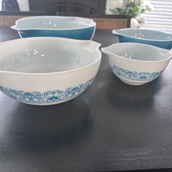 Pyrex Bowl Set