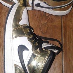 Metalic gold Nike Air Jordan Like New Used Once Size 5y in Kids 7 in woman 