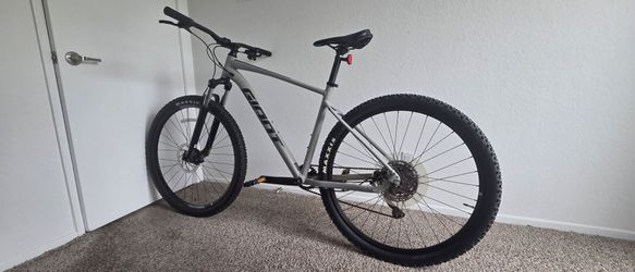 2022 Giant Talon 3 Mountain Bike - Large - 29" Wheels