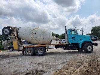 1996 VOLVO CEMENT MIXER 