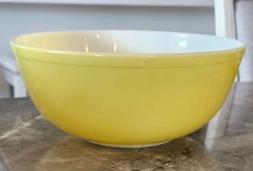 Pyrex 404 Nesting Mixing Bowl 4 QT Vintage Yellow 10"