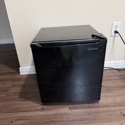 INSIGNI Mini Fridge