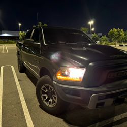 Ram Rebel 1500 V8 5.7 ( Runs Drives Needs Repair)