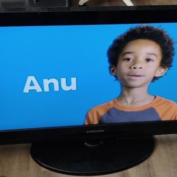 Samsung 32" LCD Television (Model: LN32C350D1D) For Sale 