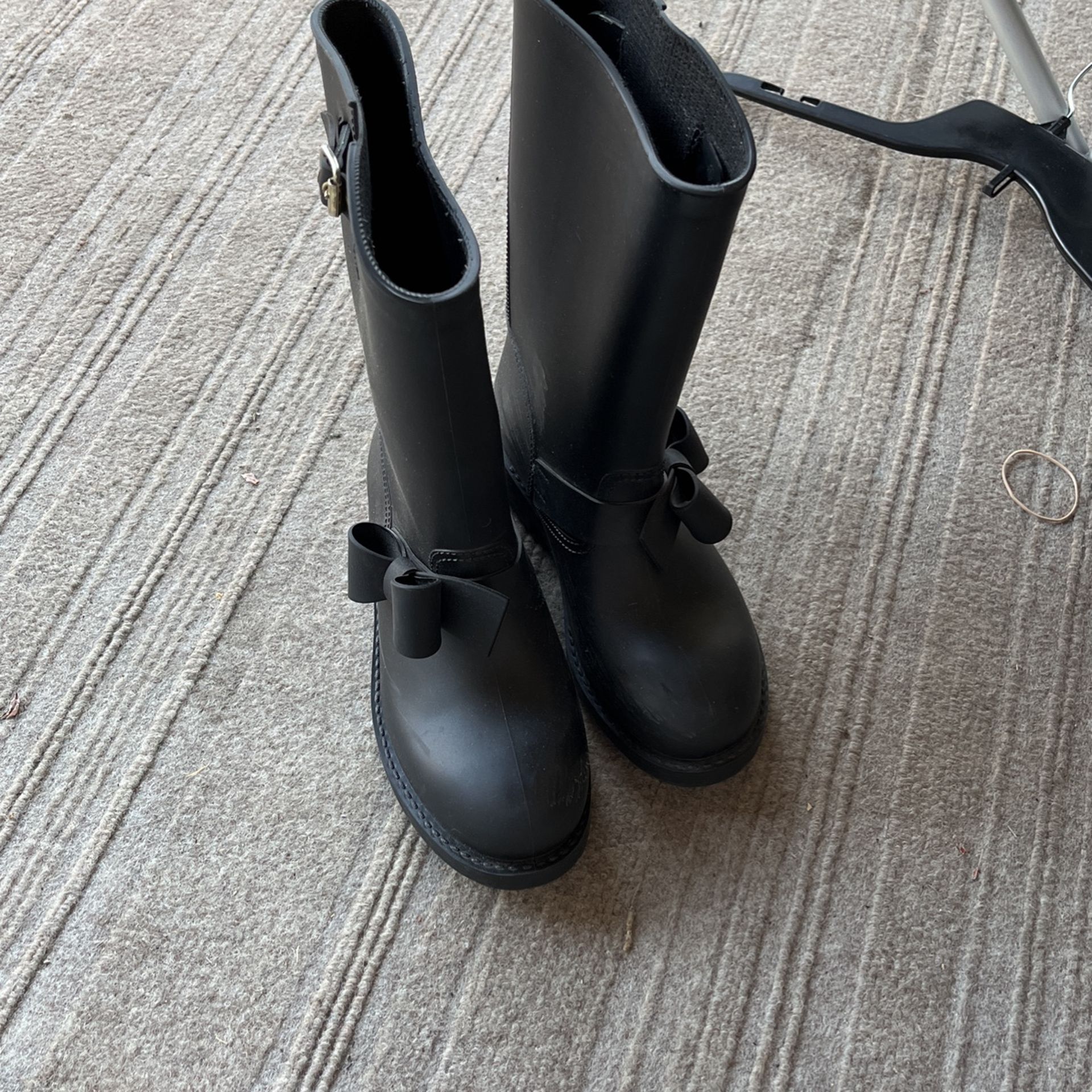 Valentino Red Bow Tie Moto Rain boots In black (Size 37)