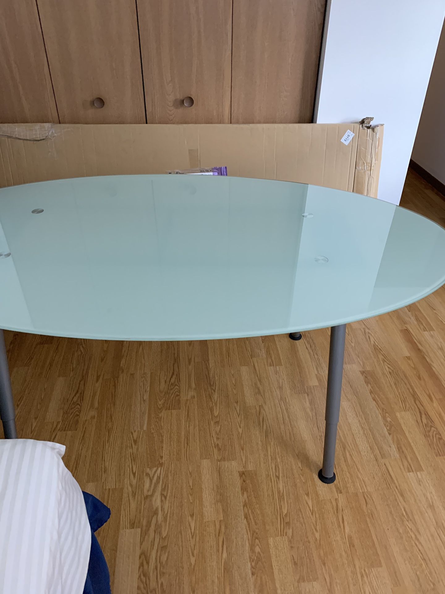 Oval glass table desk