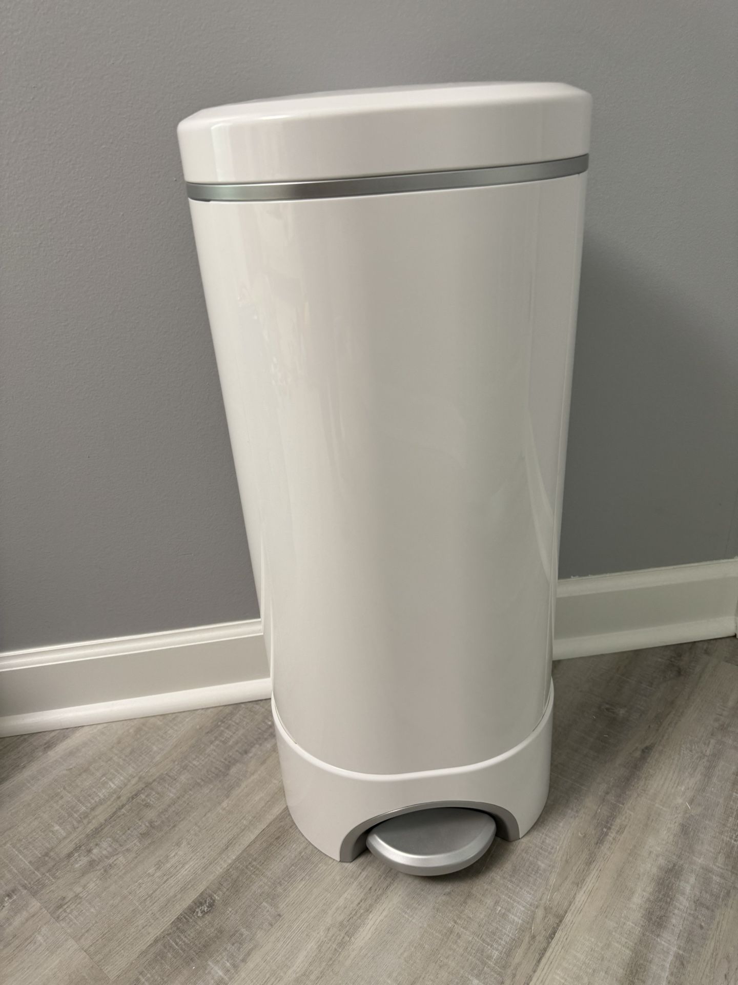 Munchkin STEP Diaper Pail, Powered by Arm & Hammer