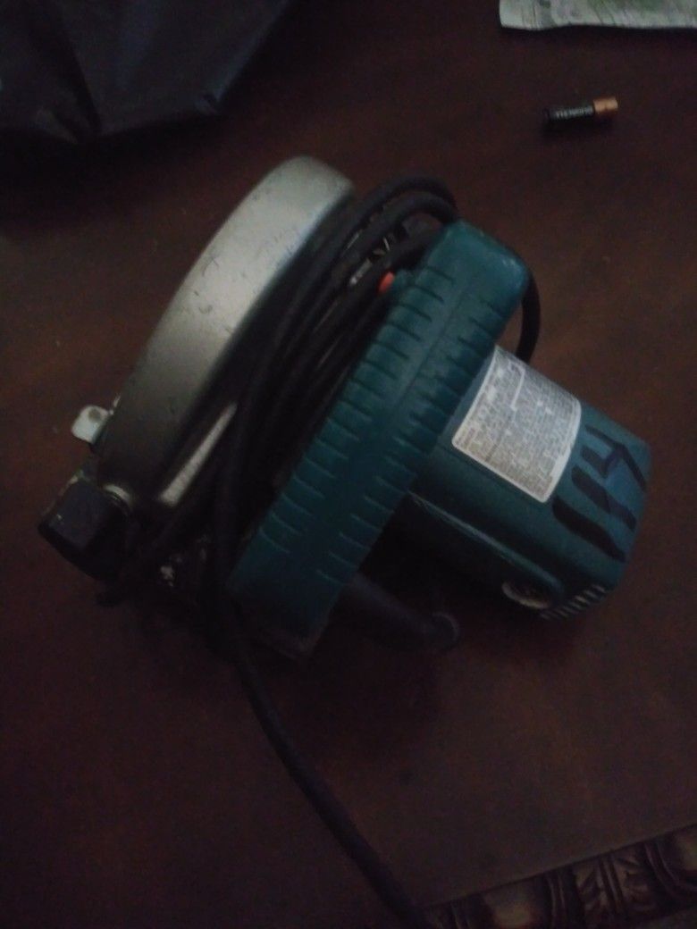 Corded Makita Skill Saw 5 1/2 Used 3 Times