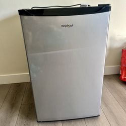 mini fridge/refrigerador