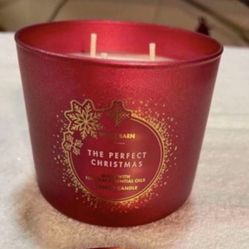 CA. BATH & BODY WORKS. 3 WICK WHITE BARN PERFECT CHRISTMAS CANDLE