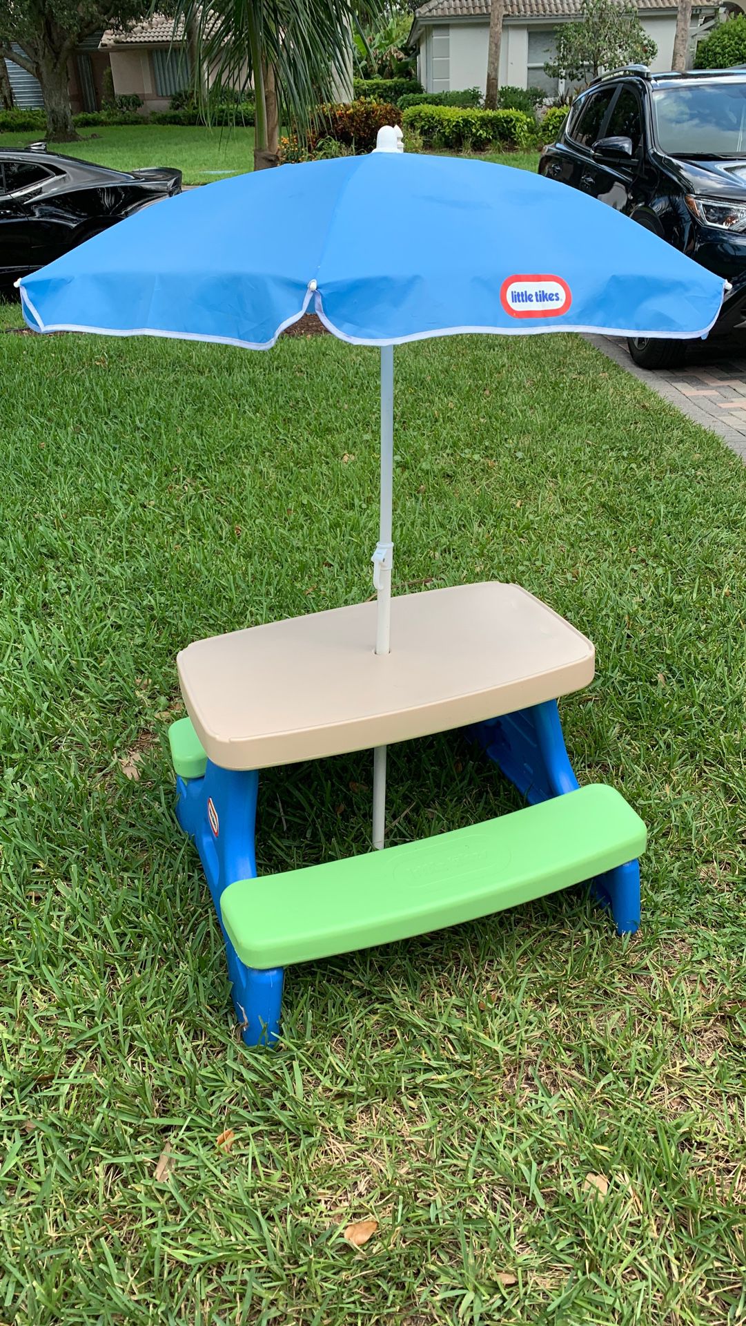Kids picnic table w/ umbrella