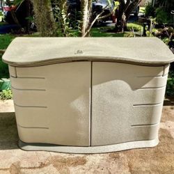 Rubbermaid Small Horizontal Resin Outdoor Storage Shed: 55”W X 28"D x 36"H