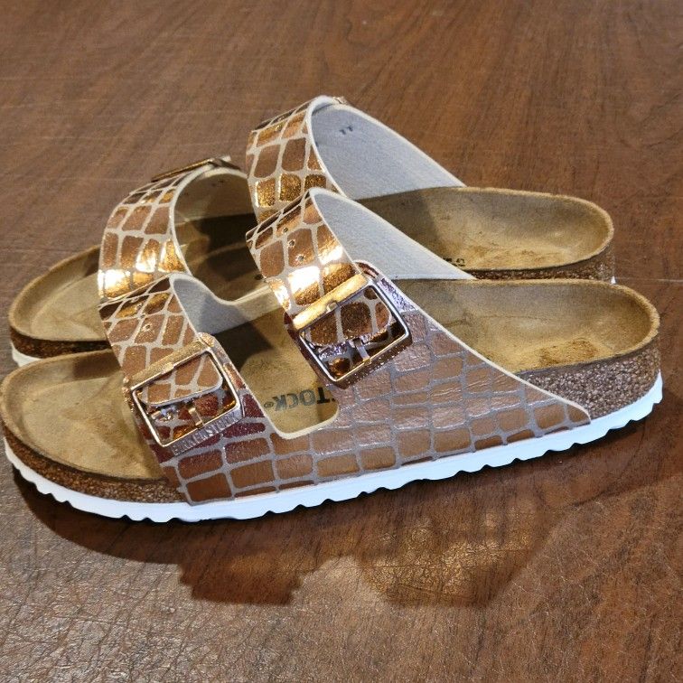 Birkenstock Arizona Gator Gleam Rose Gold Shoe US 8.5 Buckle Leather 
Cork Sandals. EUR 40. New, original box missing. Please see the photos.
Weight 1