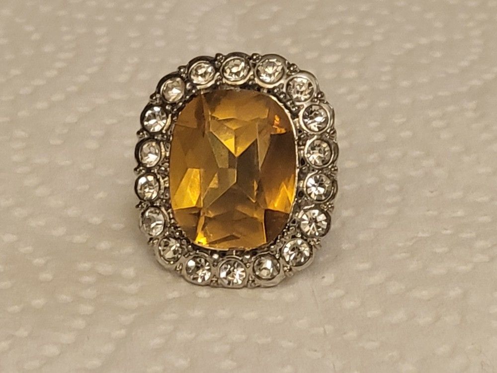 RING WITH AMBER STONE