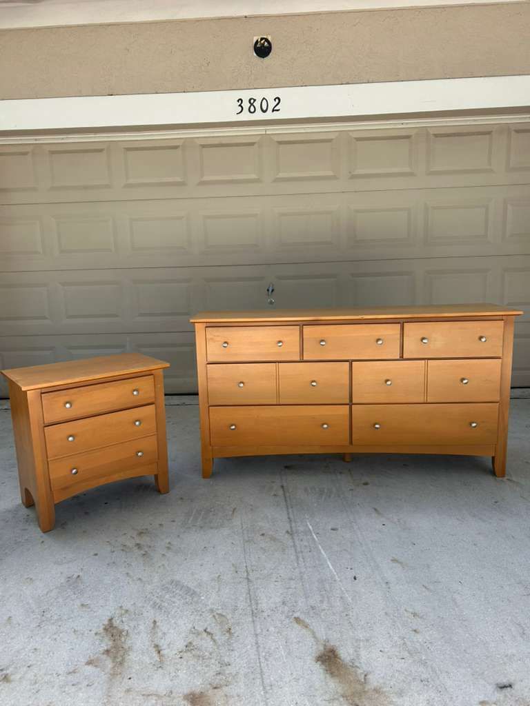 BEDROOM Furniture/ DRESSER AND NIGHTSTAND/ IN GOOD CONDITION/ DELIVERY NEGOTIABLE 🚚
