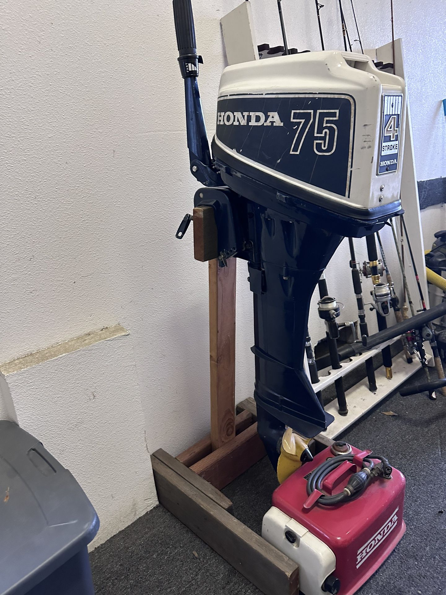 Honda 4 stroke Outboard With Gas Can 