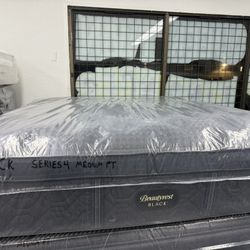 CALIFORNIA KING SIZE SIMMONS BEAUTYREST BLACK SERIES 4 (MEDIUM) PILLOW TOP MATTRESS & BOX SPRINGS BED SET