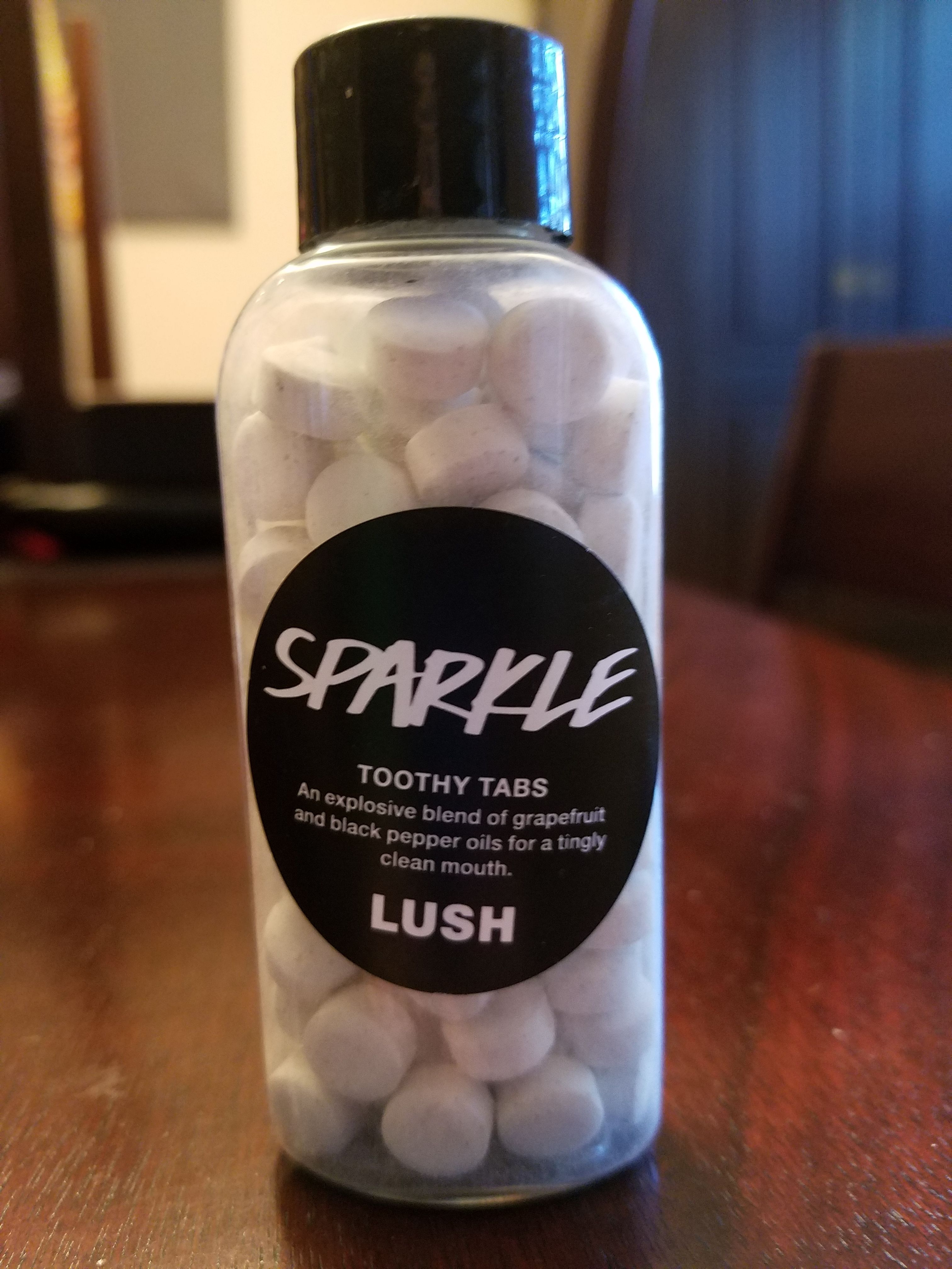 LUSH Sparkle Toothy Tabs