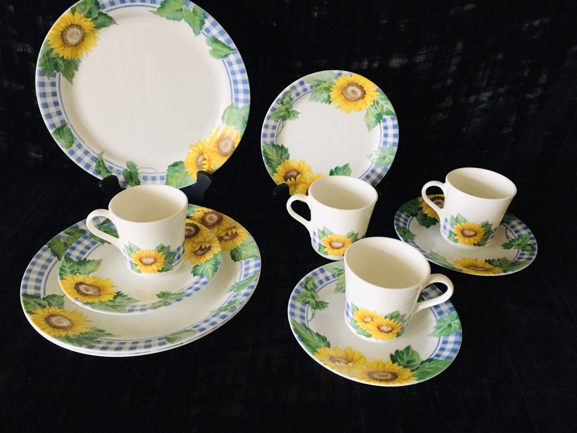 11 PiecesCorelle Sunflower Dinnerware Corning for Sale in Duncan, SC