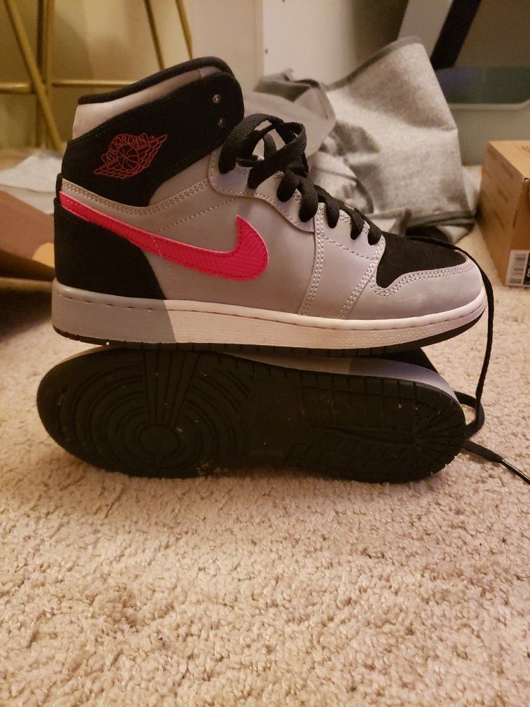 Size 4 Y Nike Jordans