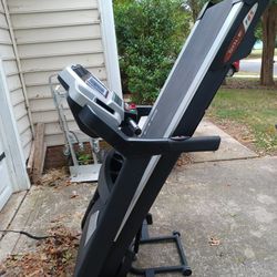 Sole F-85 Folding Treadmill /Only 77.42 Hours Usage and 230 Miles usage