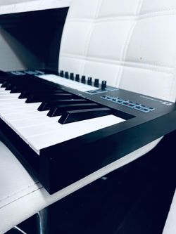 Akai MPK MIDI Keyboard - 25 Keys