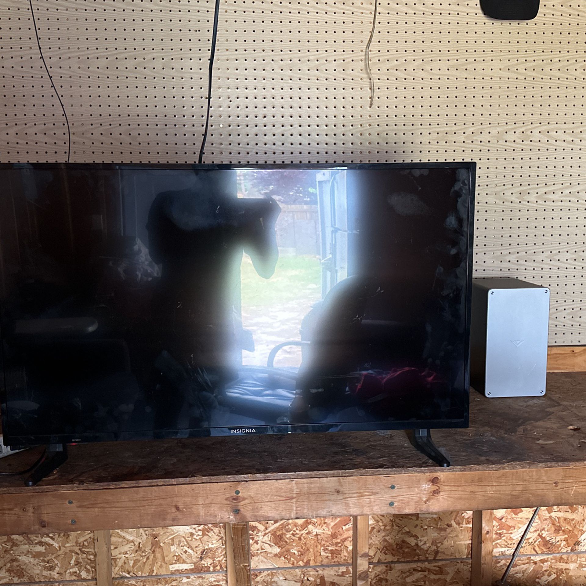 43in 4k Amazon Smart Tv With Surround Sound Speakers