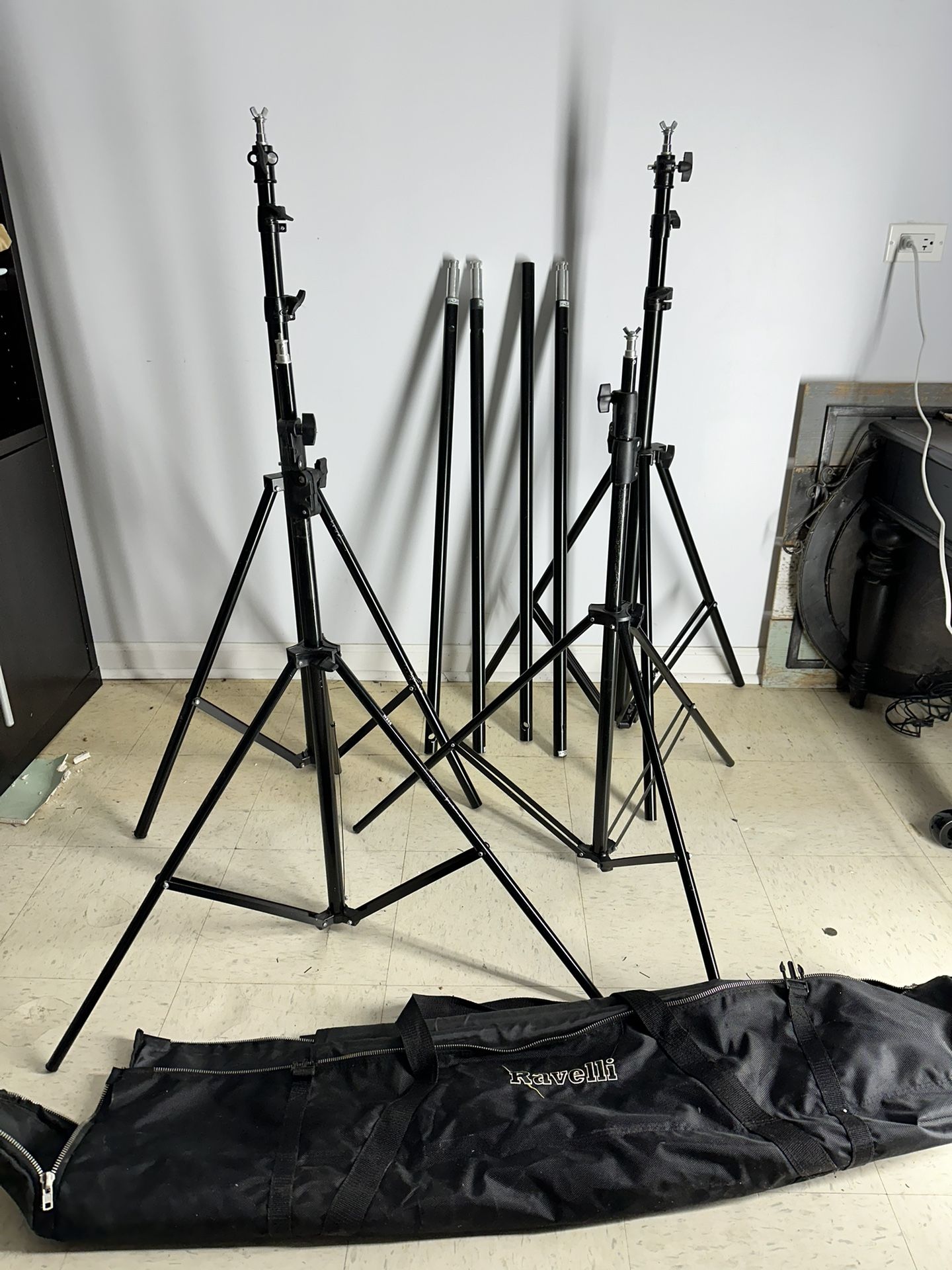 Ravelli ABS 20ft Wide x 10ft Tall Backdrop Stand + 2 umbrella stands