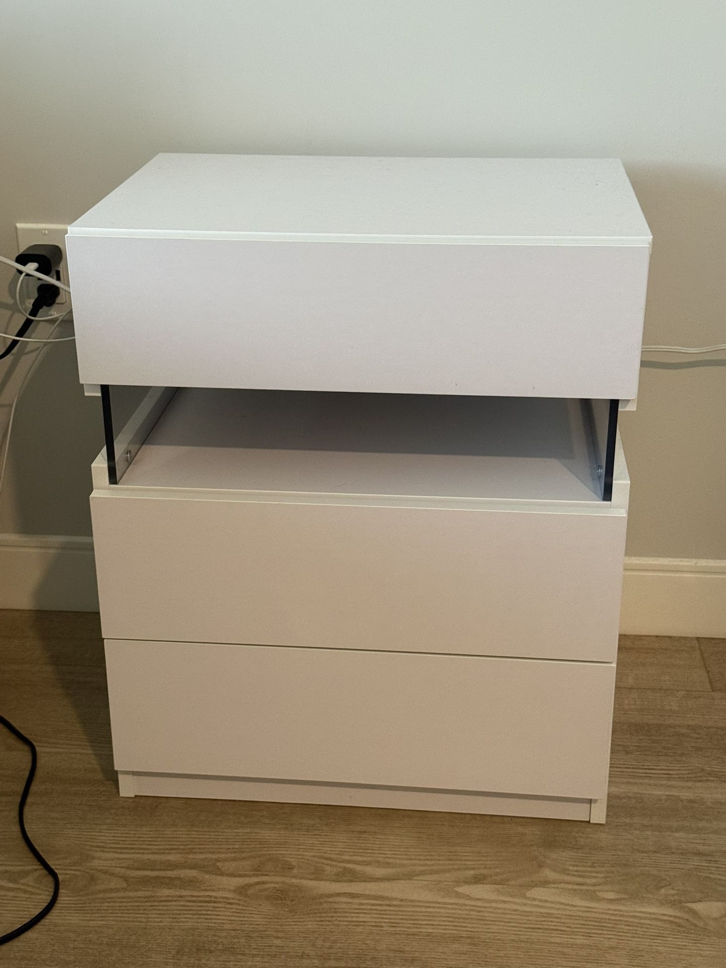 nite stand or table has plugs and light like new