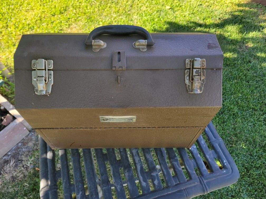 Vintage Machinist Tool Box Folding 18x1Ox13. Asking $40 Or reasonable offer.