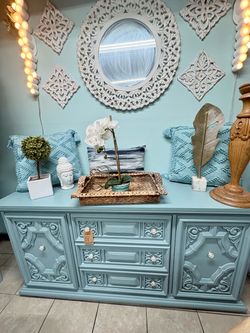 CUTE BLUE BUFFET AT PICKY PINCHERS 4830 49th Street N St Pete Open 12-6 pm FREE DELIVERY