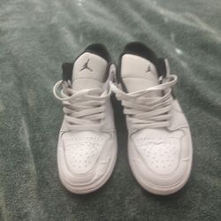 Jordan 1 Low
White Black Size 11 