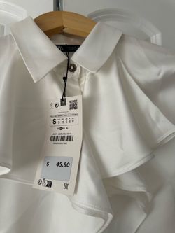 Blusa de vestir blanca de satin con volantes blanca perlada