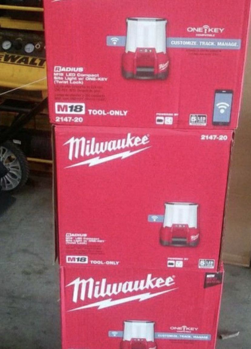 MILWAUKEE M18 CORDLESS LED COMPACT SITE LIGHT W/ONE KEY TWIST LOCK 4400 LUMENS (EACH/Cada Uno)