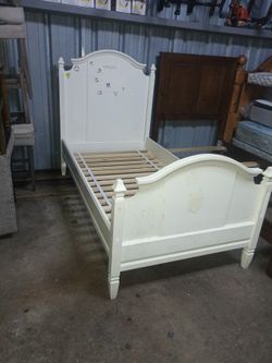 Pottery Kids Madeline Twin Bed     With Yellow Rose Mattress Used Good Condition 