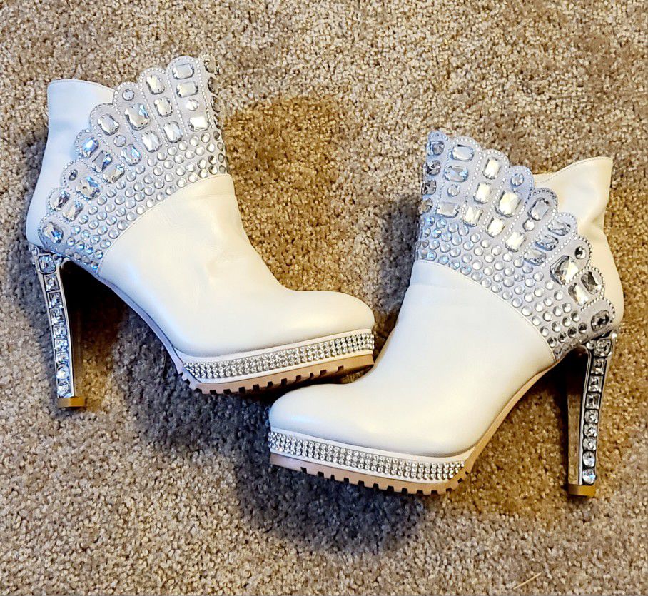 NWOT WOMENS WHITE ANKLE BOOTS W/SEXY RED SOLE HEELS & RHINESTONES!