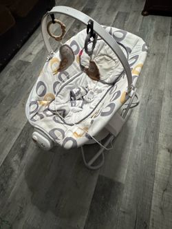 Fisher-Price Baby Bouncer w/ Vibrations & Toy Bar