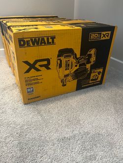 DEWALT 20V MAX Cordless Roofing Nailer Kit (DCN45RND1)