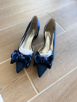 Pointed toe bow heels
