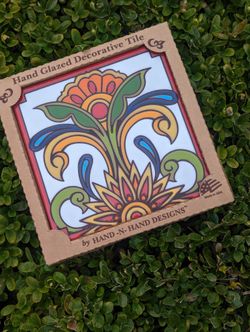 NIB Hand-N-Hand Designs colorful Talavera pattern Tile, trivet or wall hanging 
