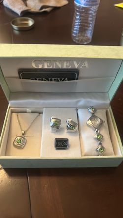 Woman set bracelet necklace and earrings