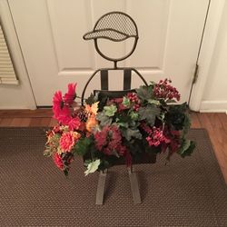 Planter metal with decorative artificial flowers (Free delivery to Various locations)