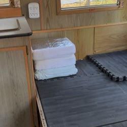 1997 18D dual-axle Fleetwood Camper 1987 Fleetwood