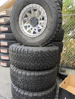 Vendo un set de rines nuevos con llantas BFgoodrich 315/70:17